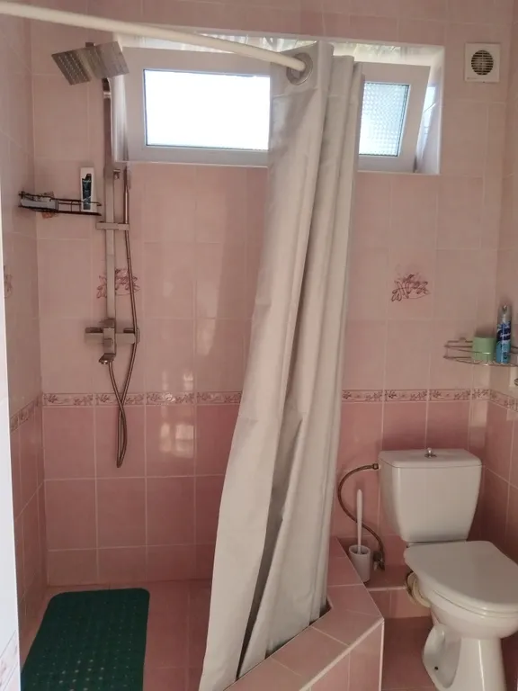 Уютная квартира на тихой зелёной улице с видом на горы