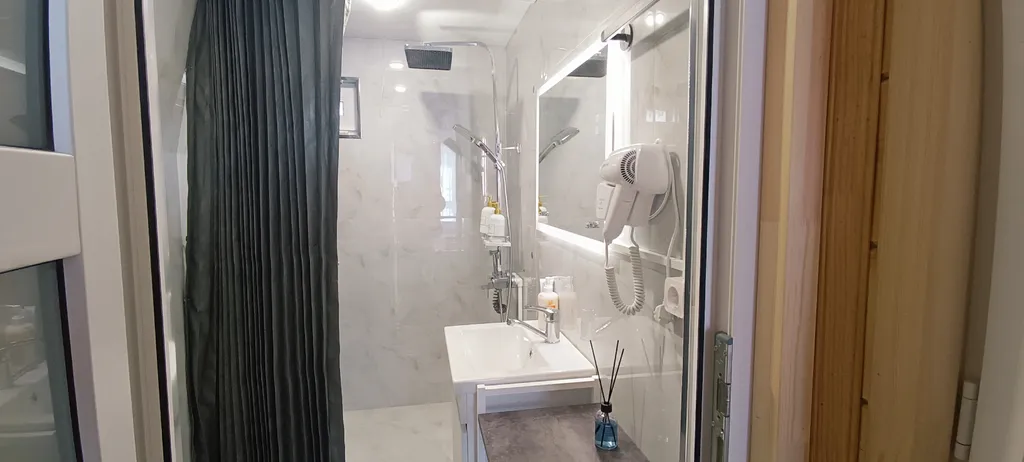 Таунхаус у озера с видом на горы