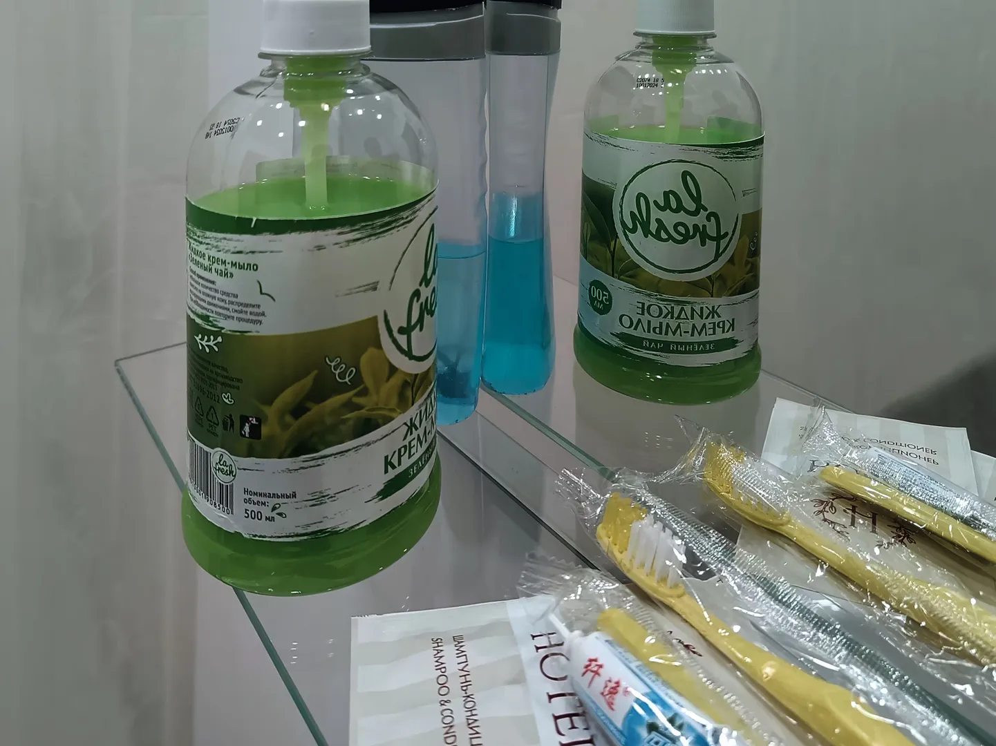 Шампунь, гель для душа, зубные щетки для гостей.