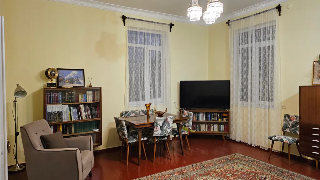 Большой двухэтажный дом с видом на горы