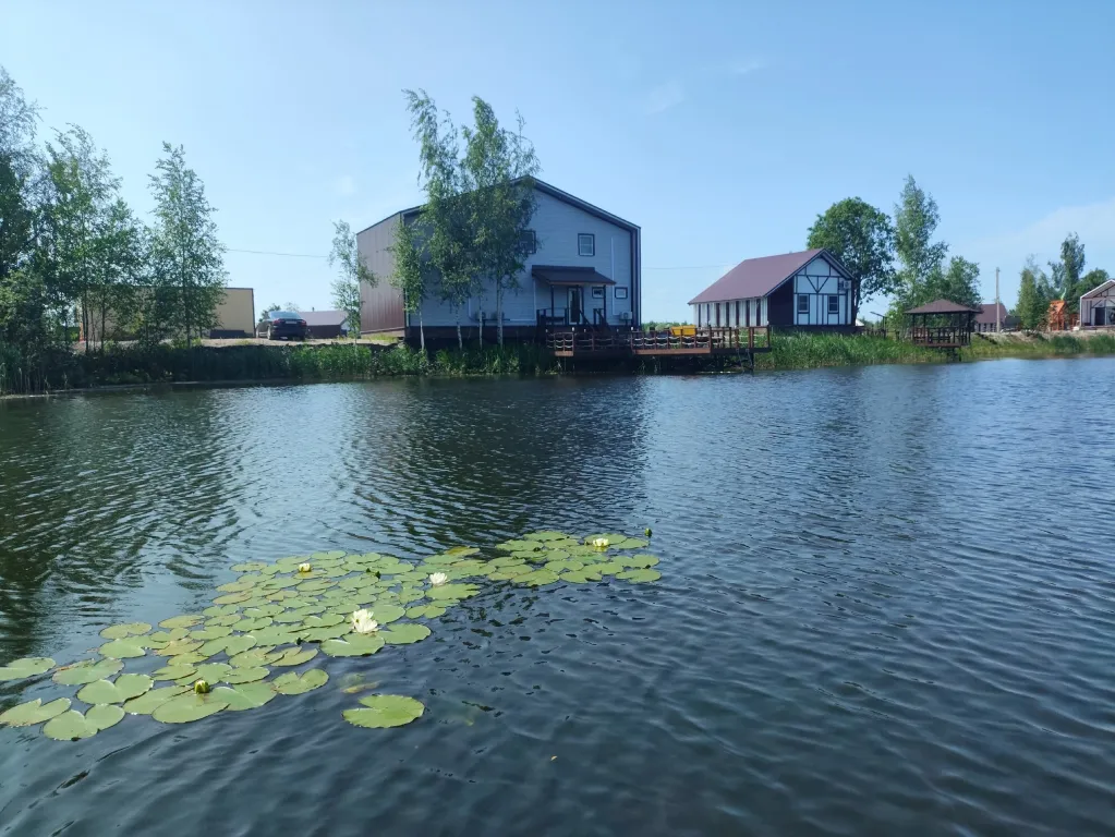 Дом отдыха на берегу озера