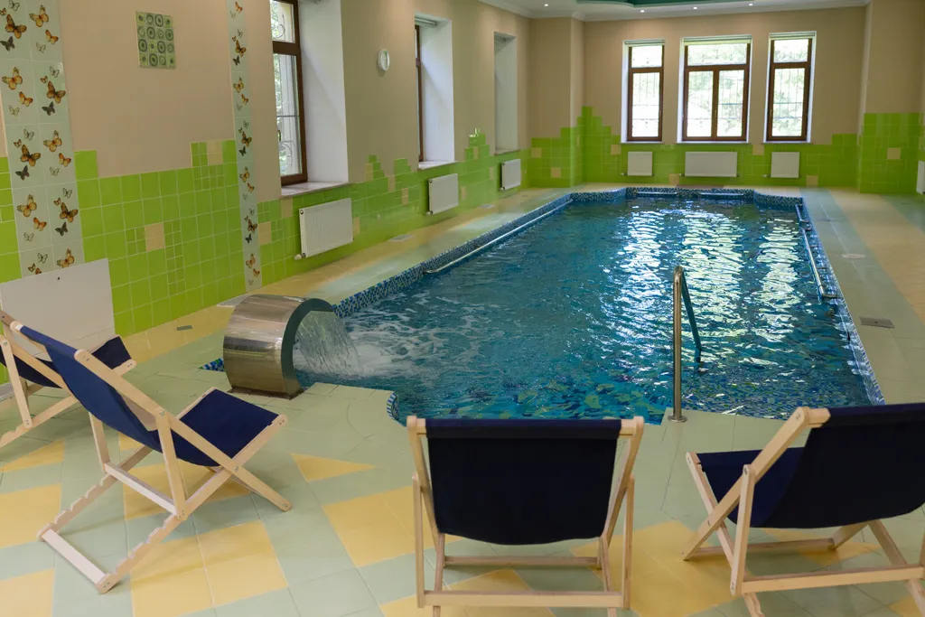 Особняк с большим бассейном в живописном лесном поселке