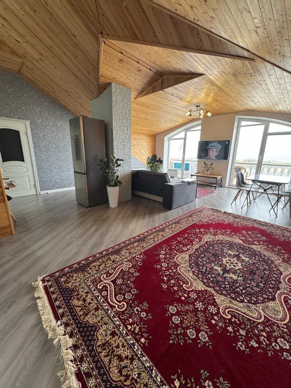 Квартира с балконом на высоте птичьего полета