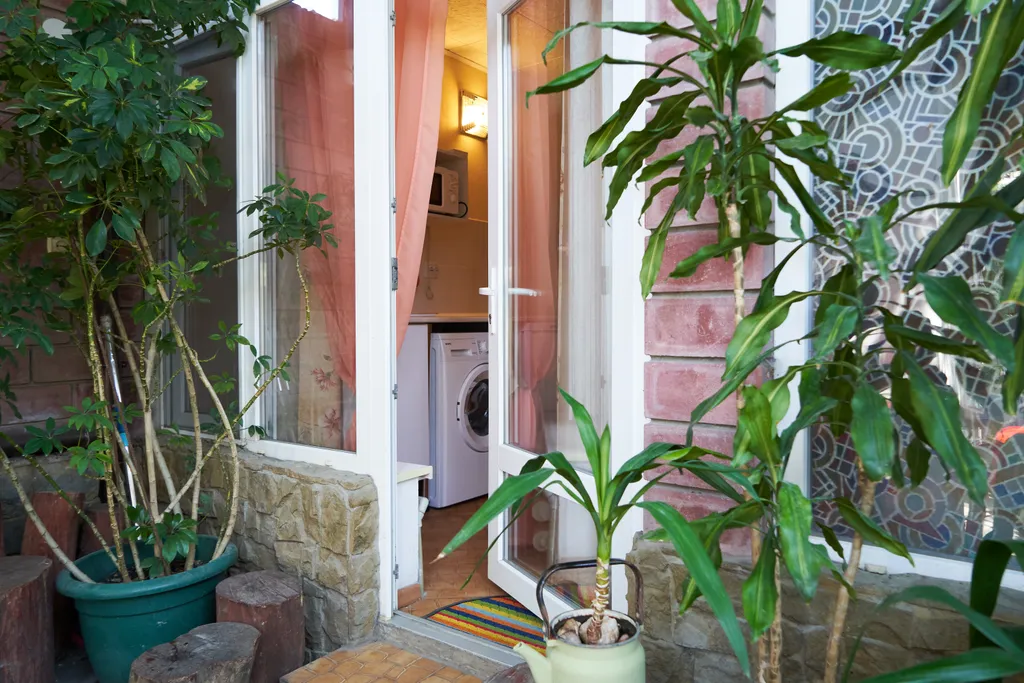 Уютный номер с удобствами рядом с морем