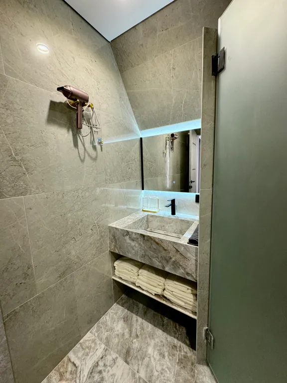 Дом с теплым бассейном на озере