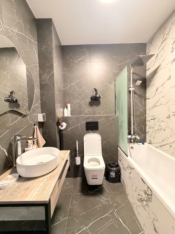 Новая однокомнатная современная квартира с видимо на город и реку