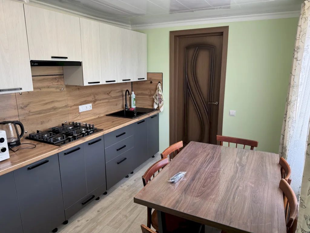 Четырёхкомнатный дом с двориком и мангалом – центр