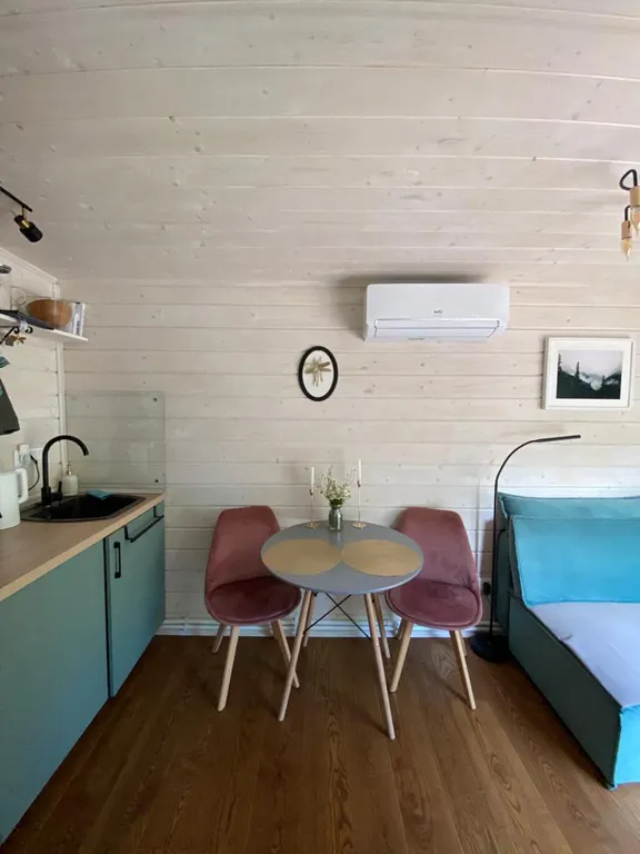 Скандинавский дом с ванной внутри и видом на лес