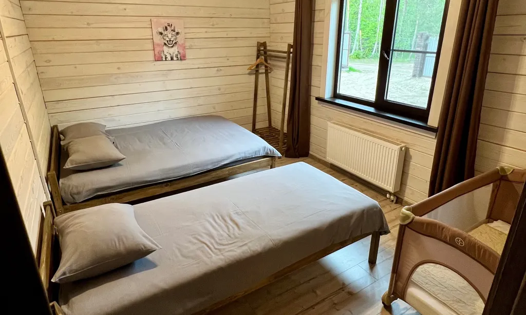 Дом и баня на дровах в сосновом лесу