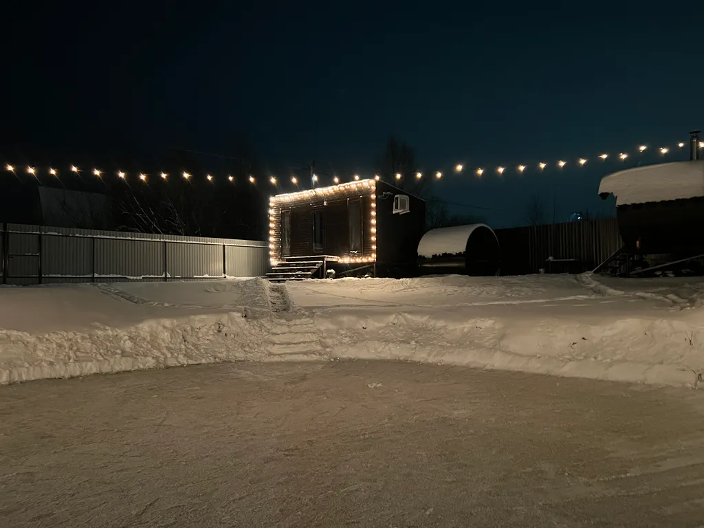 Новый домик на берегу реки с собственным прудом