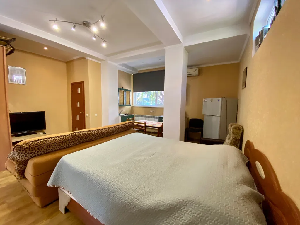 Апартаменты в самом центре Ялты у моря с парковкой бонус