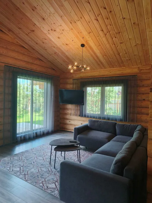 Дом на берегу большого озера