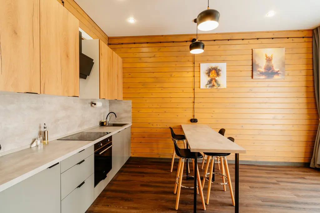 Большой дом в вековом лесу