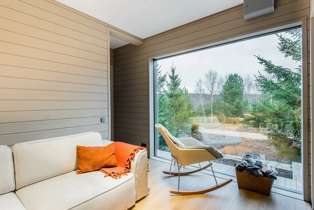 Уютный дом в окружении  леса