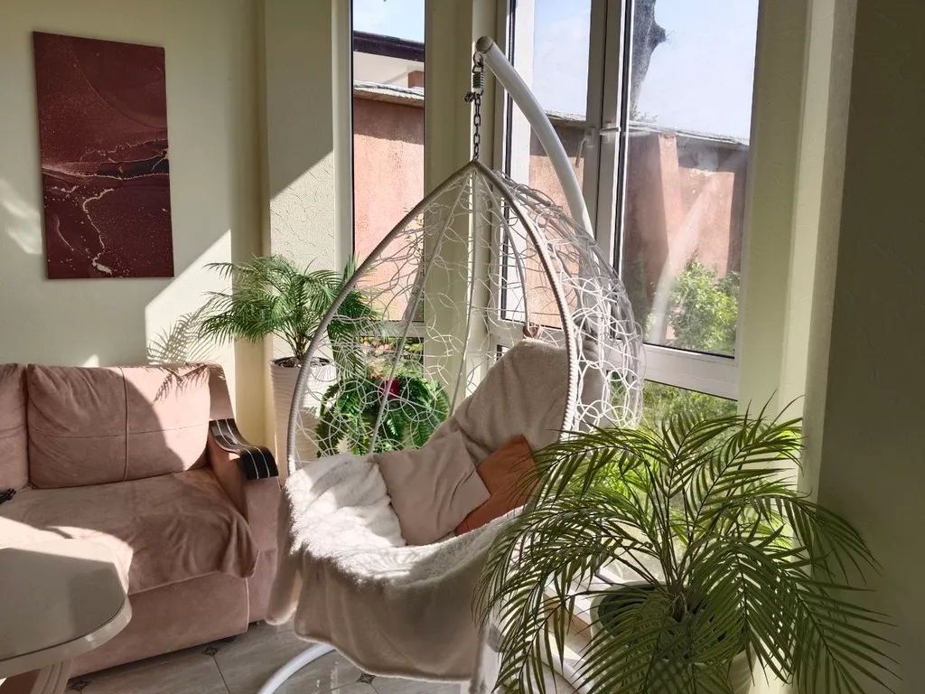 Просторный дом с райским садом на вершине холма с супер видами