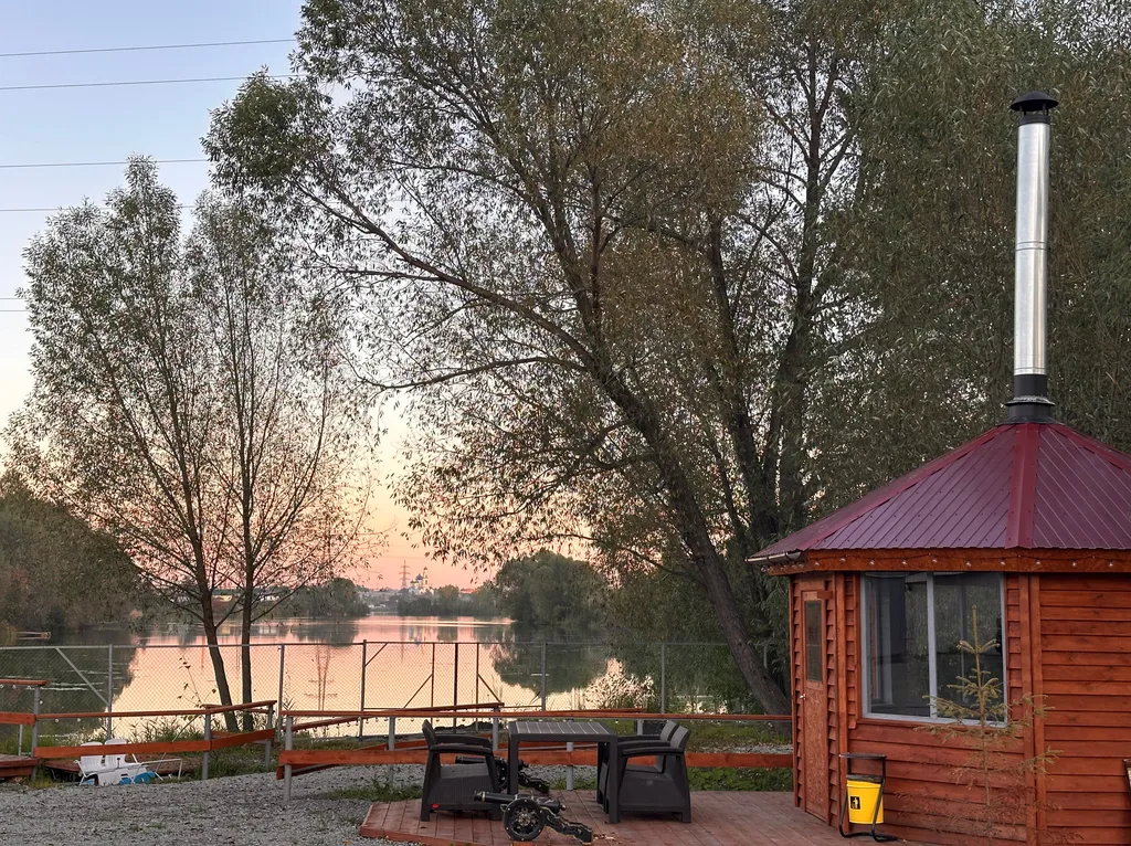 Первый этаж с панорамными окнами, сауной и видом на озеро