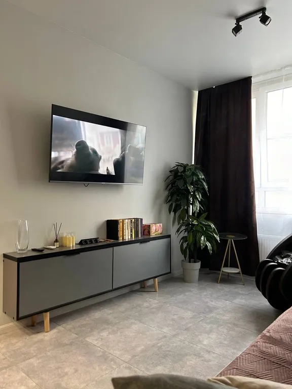 Уютная квартира с джакузи в спальне и массажным креслом