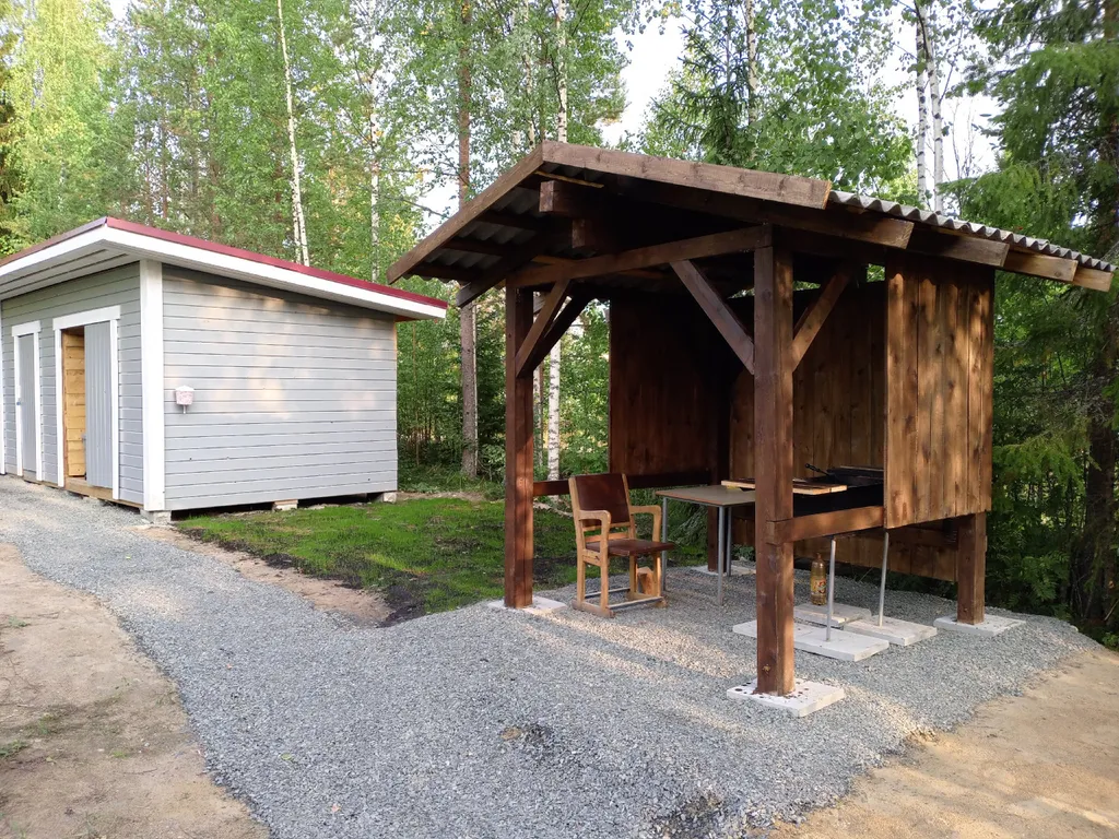 Дом и баня у скалы