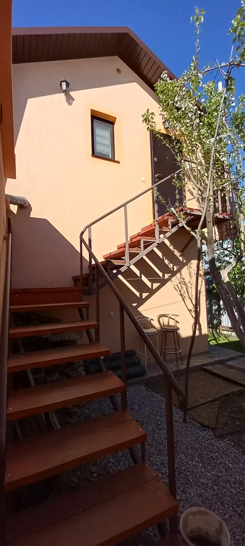 Лестница и балкончик.
