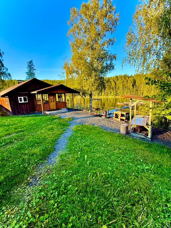 Домик в лесу с озером