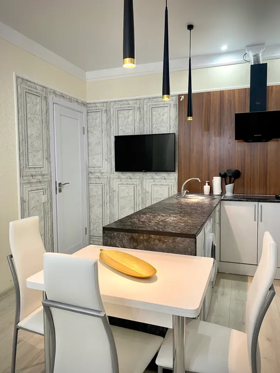 Квартира с огромной круглой ванной и камином