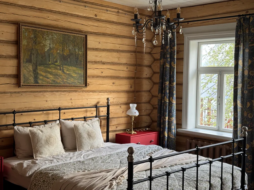 Брeвeнчатaя cтолeтняя изба