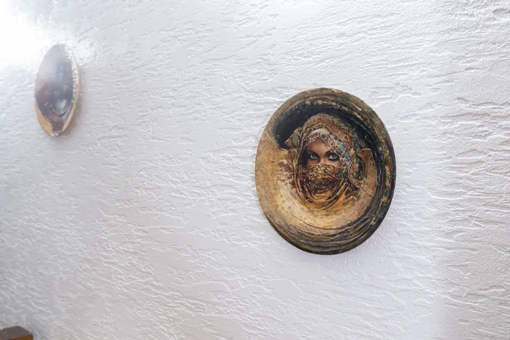 Трехместный номер с двухспальной кроватью и односпальным диваном