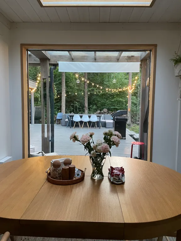 Уютный дом в тишине хвойного леса