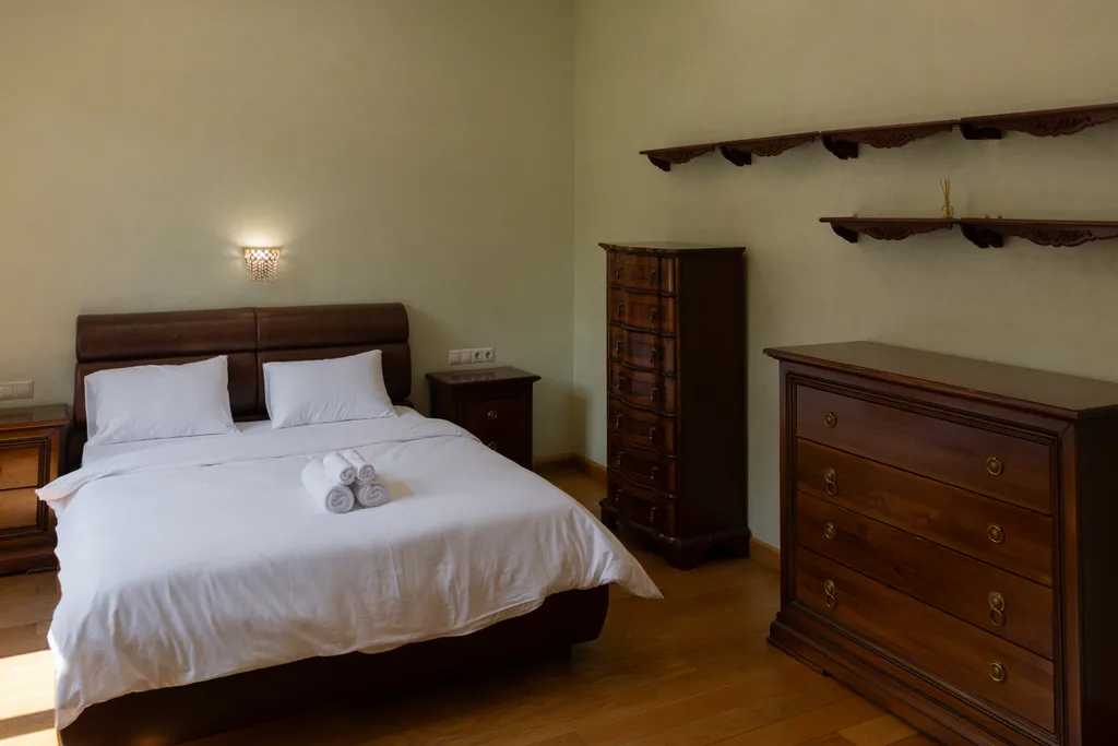 Особняк с большим бассейном в живописном лесном поселке