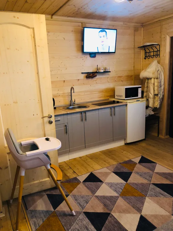 Домики-шале с видом на сосновый лес