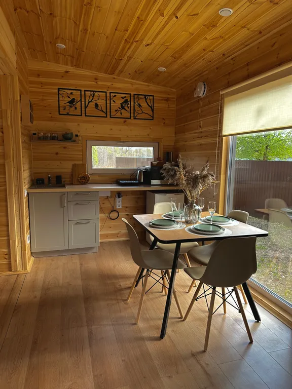 Дом с панорамными окнами с видом на лес