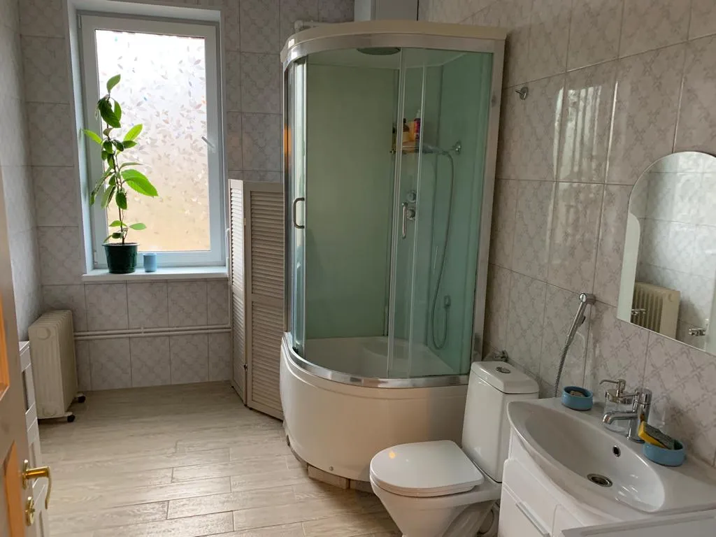 Дом с камином и панорамными окнами в сад