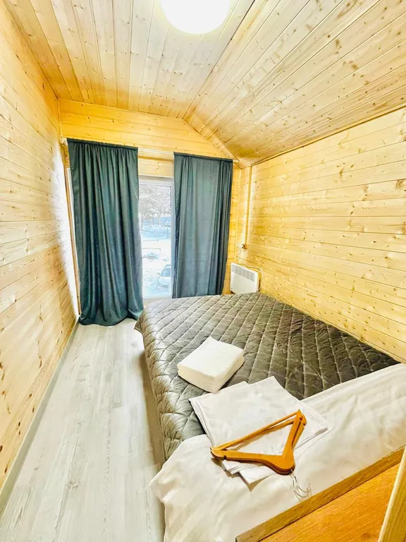 Дом в окружении леса и гор