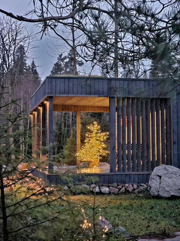 Вилла Nelli с видом на озеро и зоной барбекю среди каменной россыпи