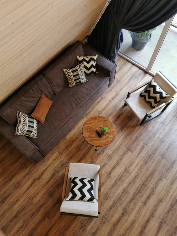 Треугольный дом с огороженной территорией