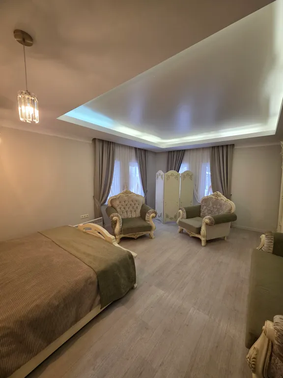 Загородный дом с бассейном и банкетным залом