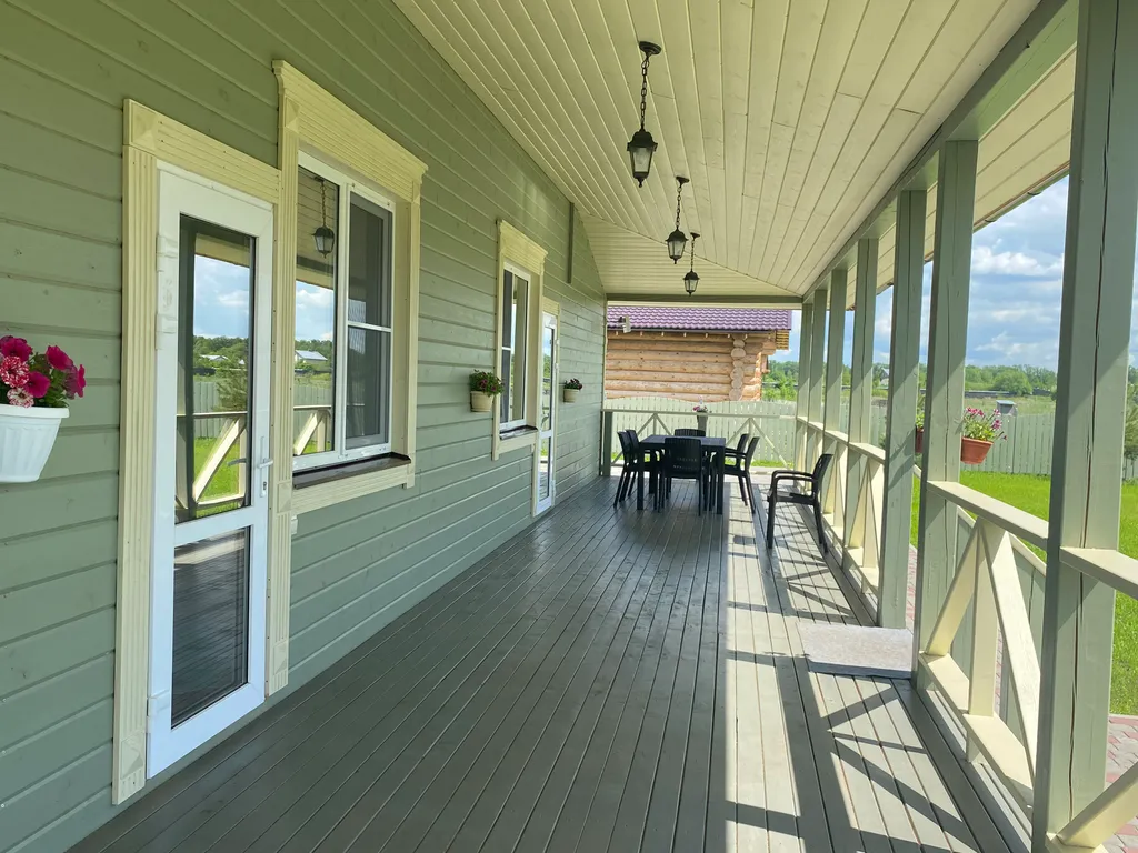 Уютный дом с большой верандой