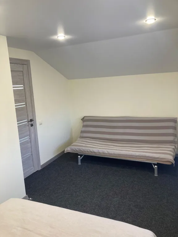 Дом в два этажа с двумя спальнями и гостиной, летний бассейн, баня