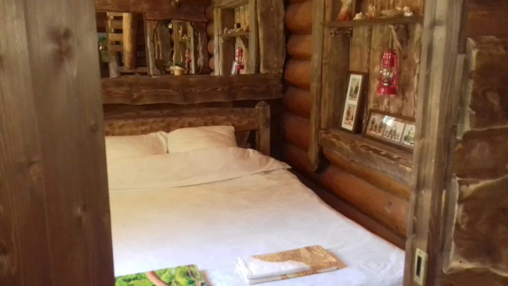 Уютный гостевой дом из бревна с видом на сад