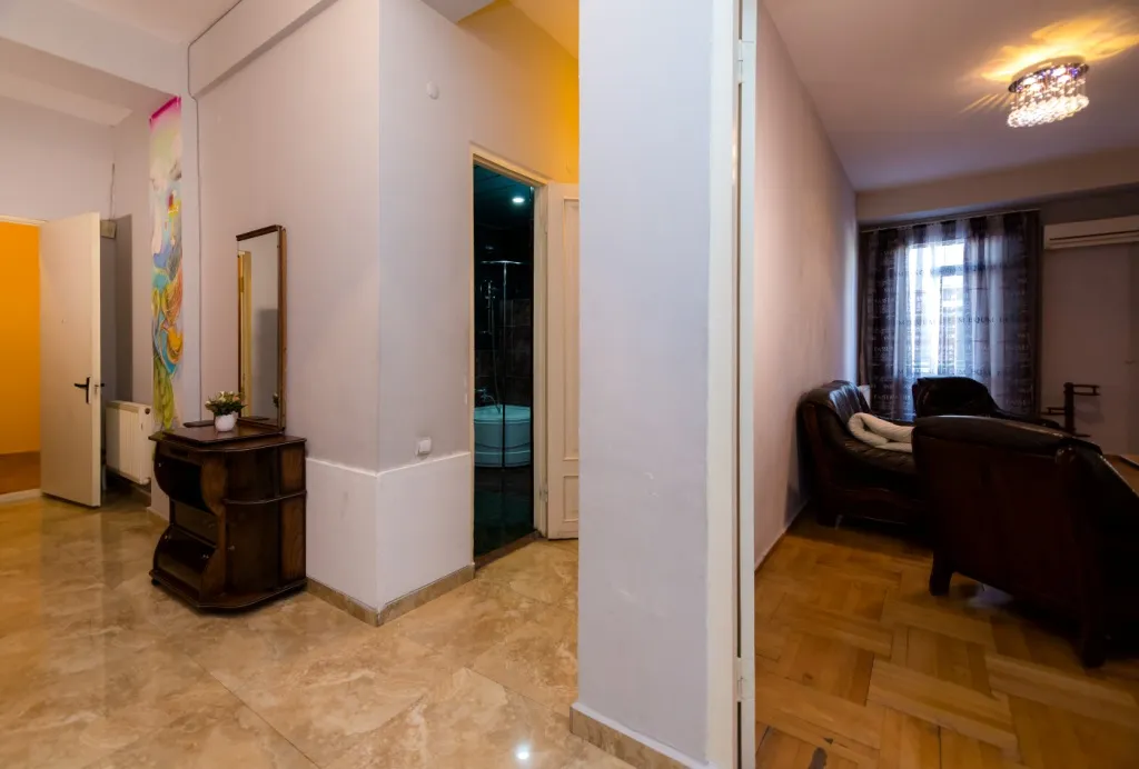 Трехкомнатная квартира с верандой в центре города