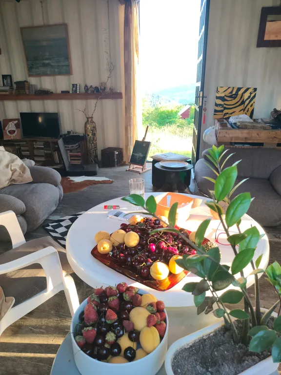 AirBed на веранде творческой дачи из морских контейнеров