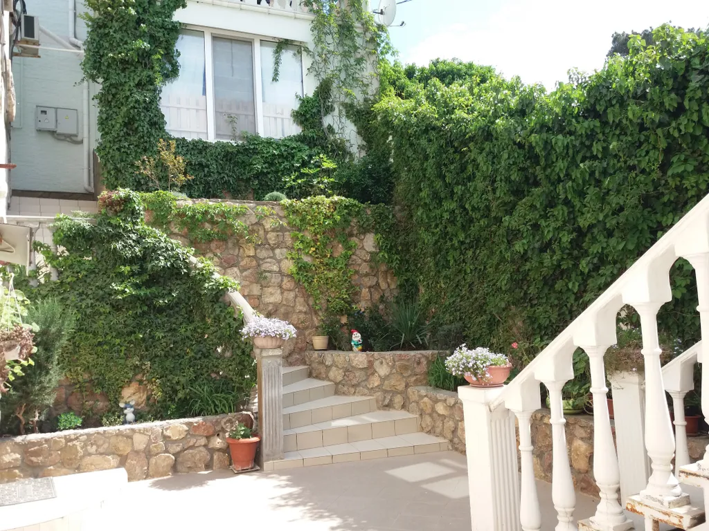 Дом с террасой у моря