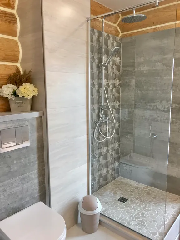 Дом на скале с видом на озеро