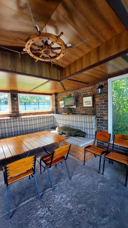 Дом с шикарной беседкой на озере