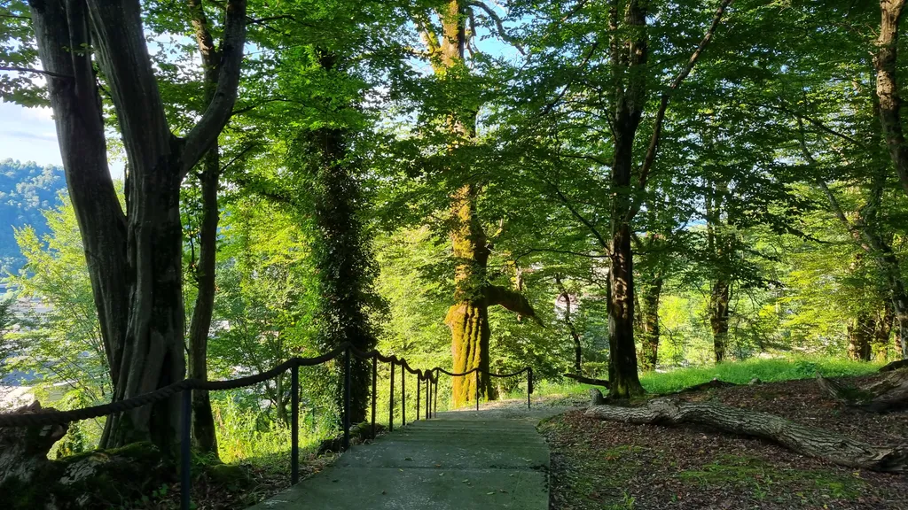 Трёхэтажный таунхаус в живописном месте с большим садом