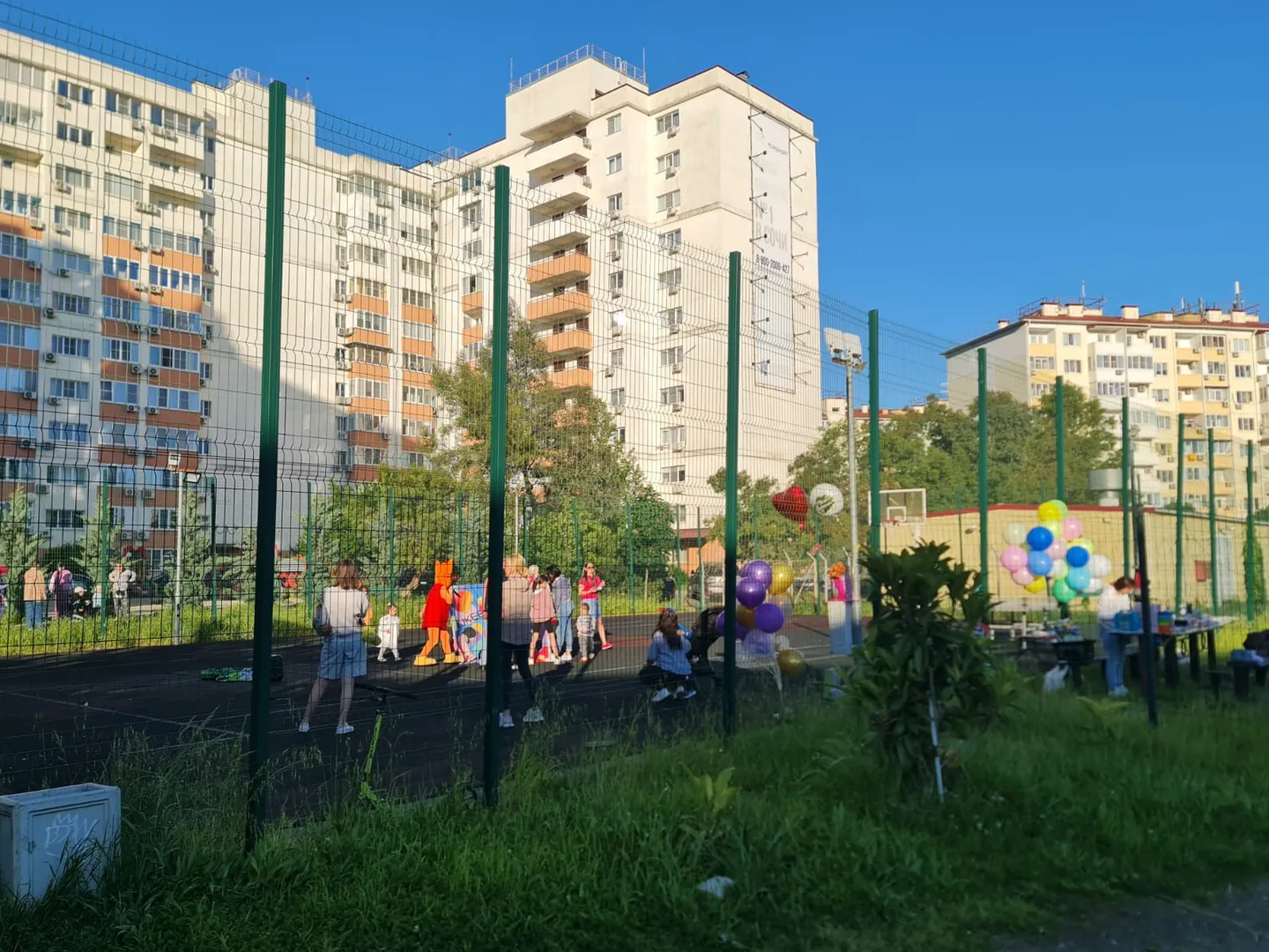 Зоны спортивных площадок и зона барбекю. Проведение праздников либо поседеть вечером за столиком, пожарить шашлычка