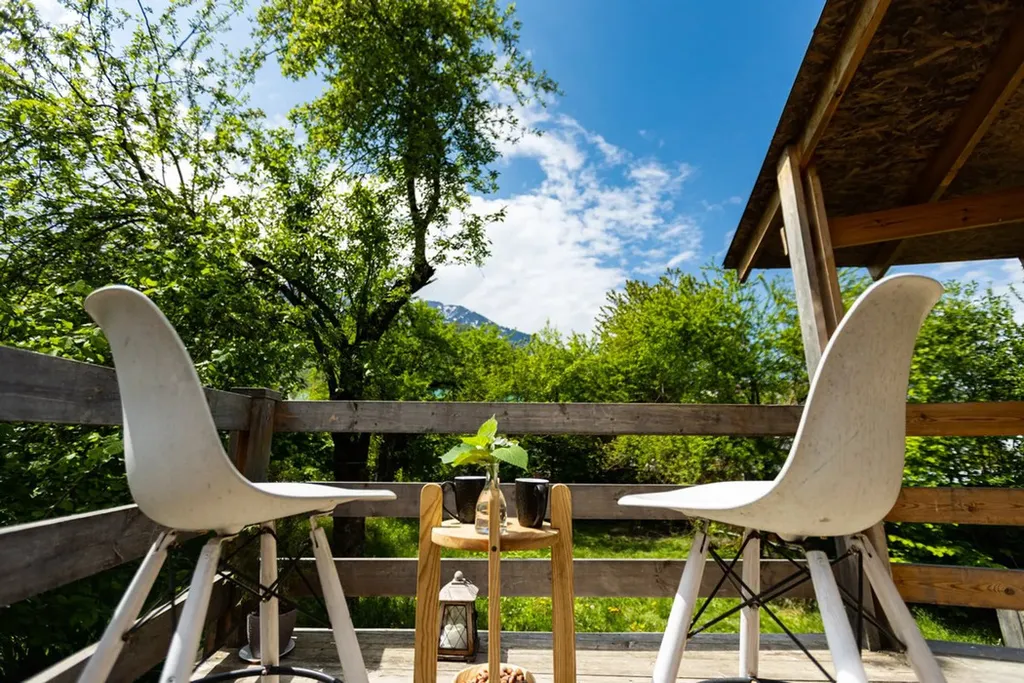 Купольный дом для большой компании с шикарным фруктовым садом