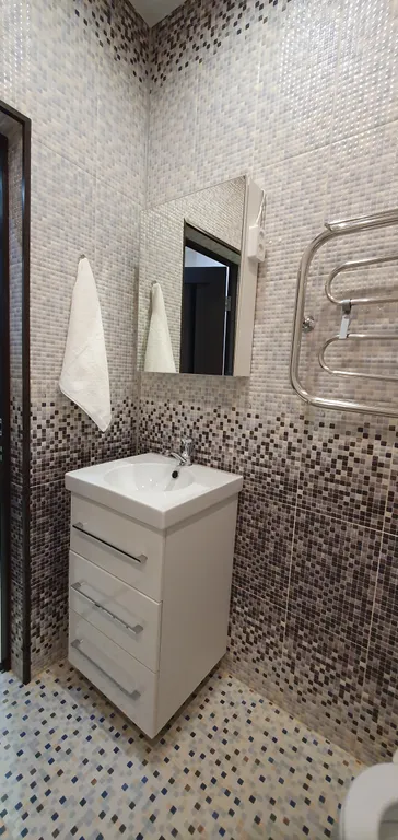 Уютная студия с отдельной спальной зоной, рядом с Иртышом