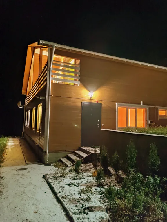 Петербургская дача на холме прямо у озера