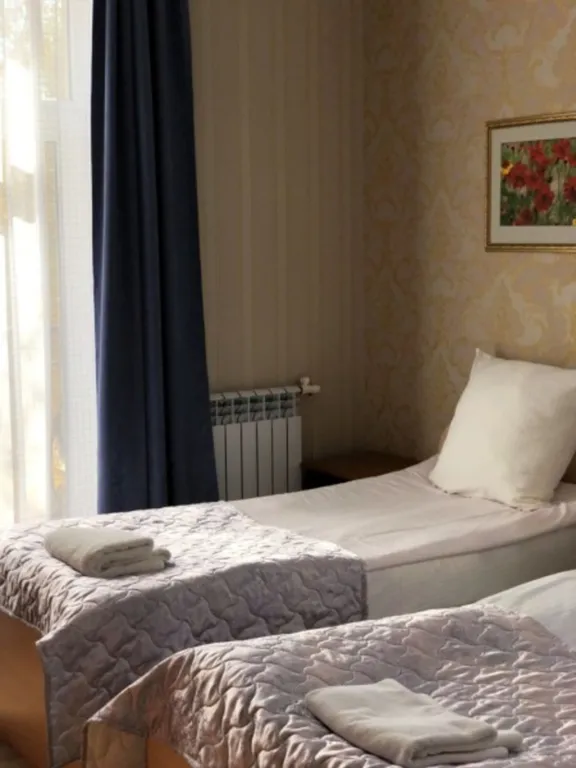 Трехместный номер с 3 отдельными кроватями и балконом